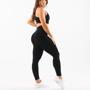 Alphalete• Amplify Legging• Black• Medium•